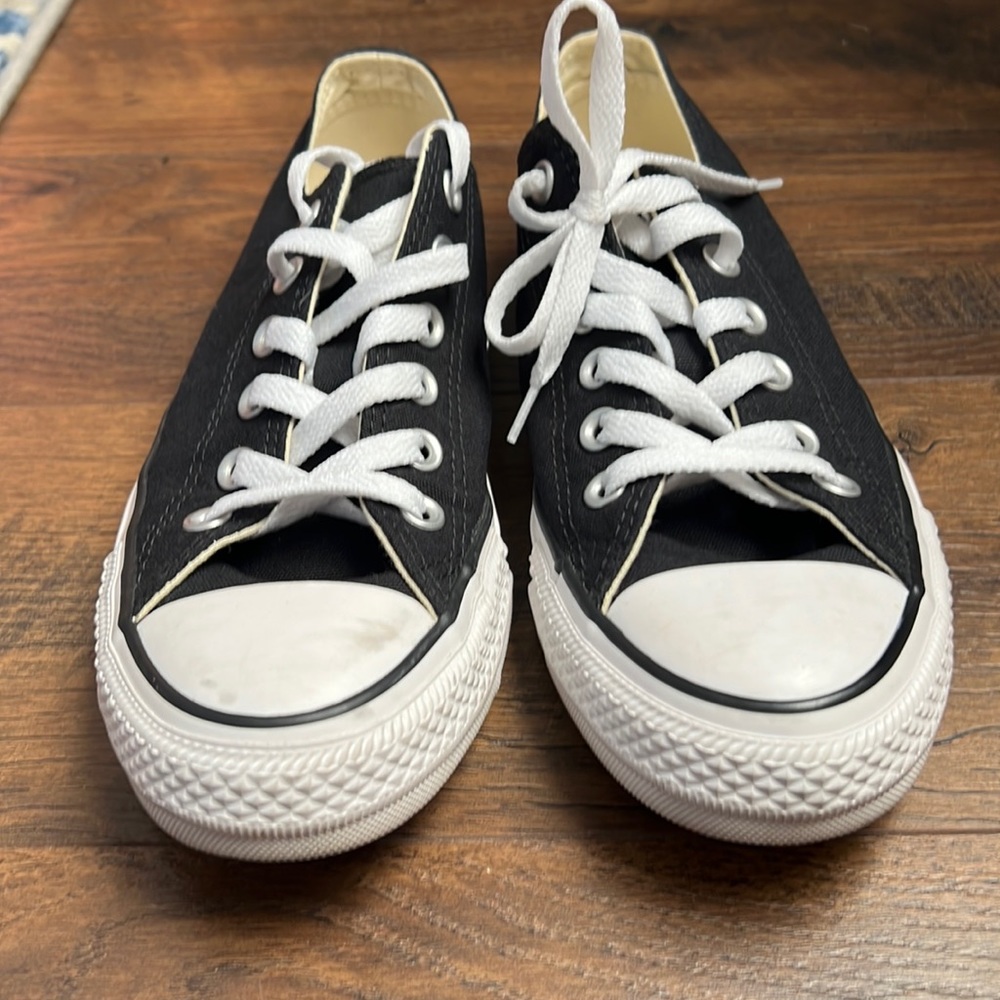 Size 8 Black converse shoes.